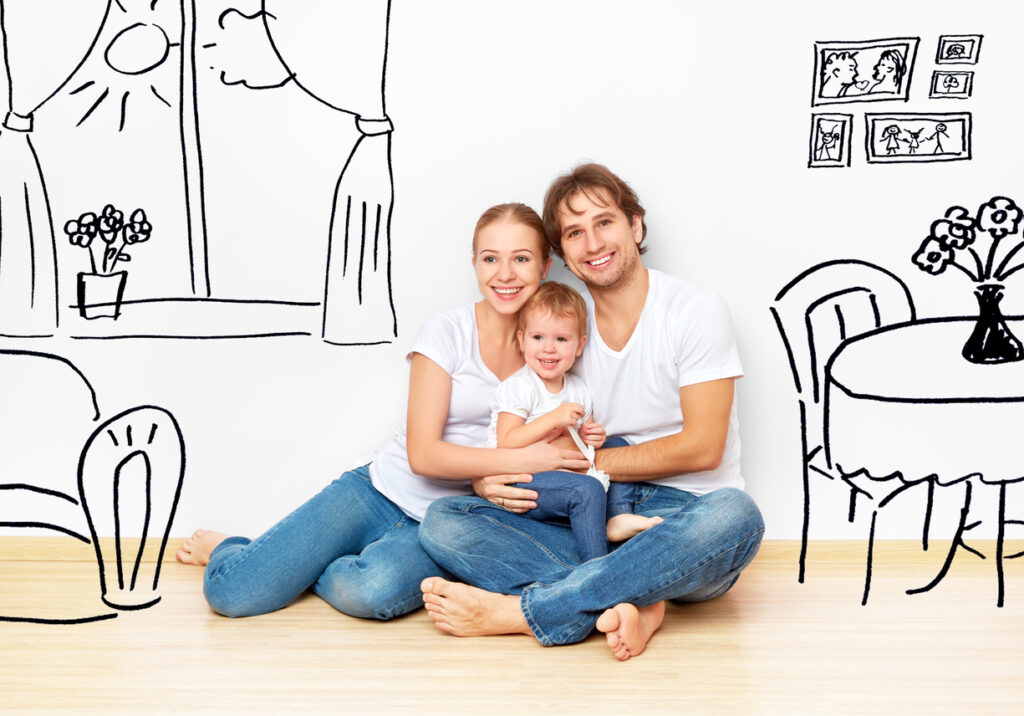 Família do conceito: jovem família feliz no novo sonho de apartamento e interior do plano.